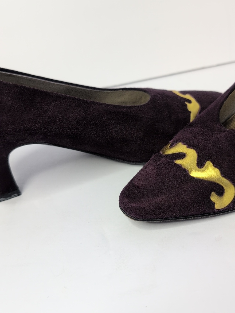 Vintage Donna Karan Plum Suede Kitten Heels with Gold Accent Size 7 - Picture 7 of 9